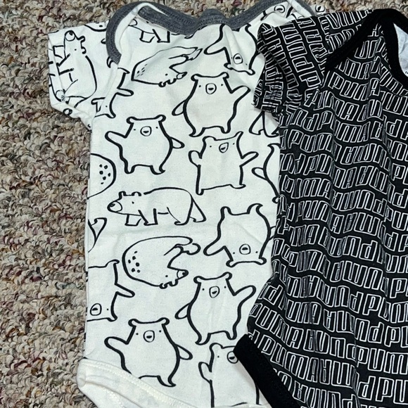 Boys Baby Onesie Set in Various Colors, Lot of 5, 6-9 month onesies - Picture 2 of 5